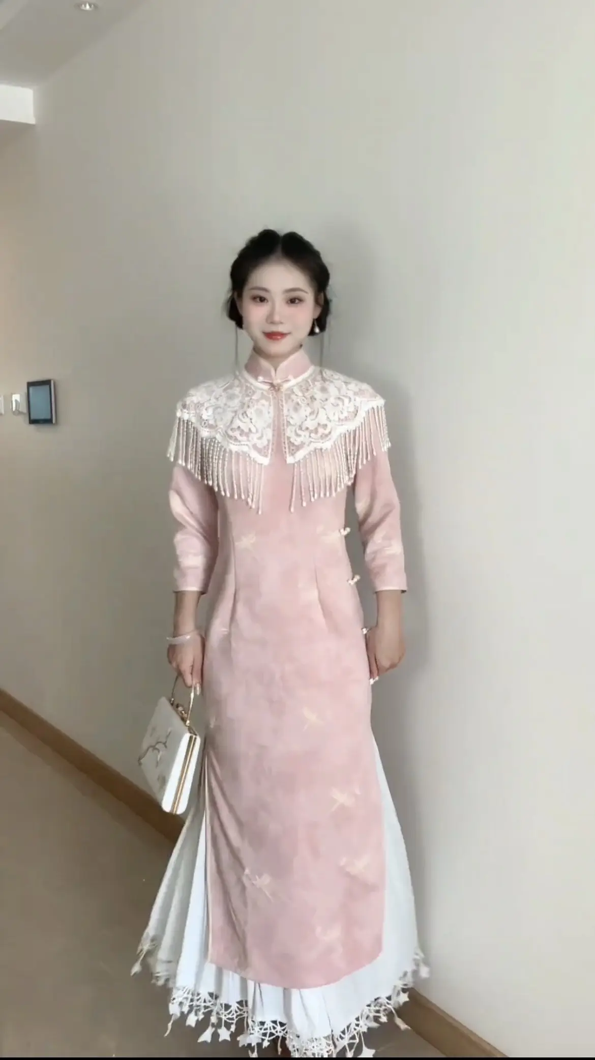 明天姐姐结婚 穿哪套旗袍合适。