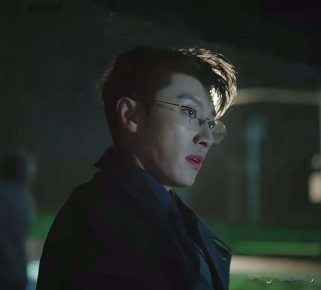 代旭是硬帅啊，
但是我真的不喜欢男的涂口红。