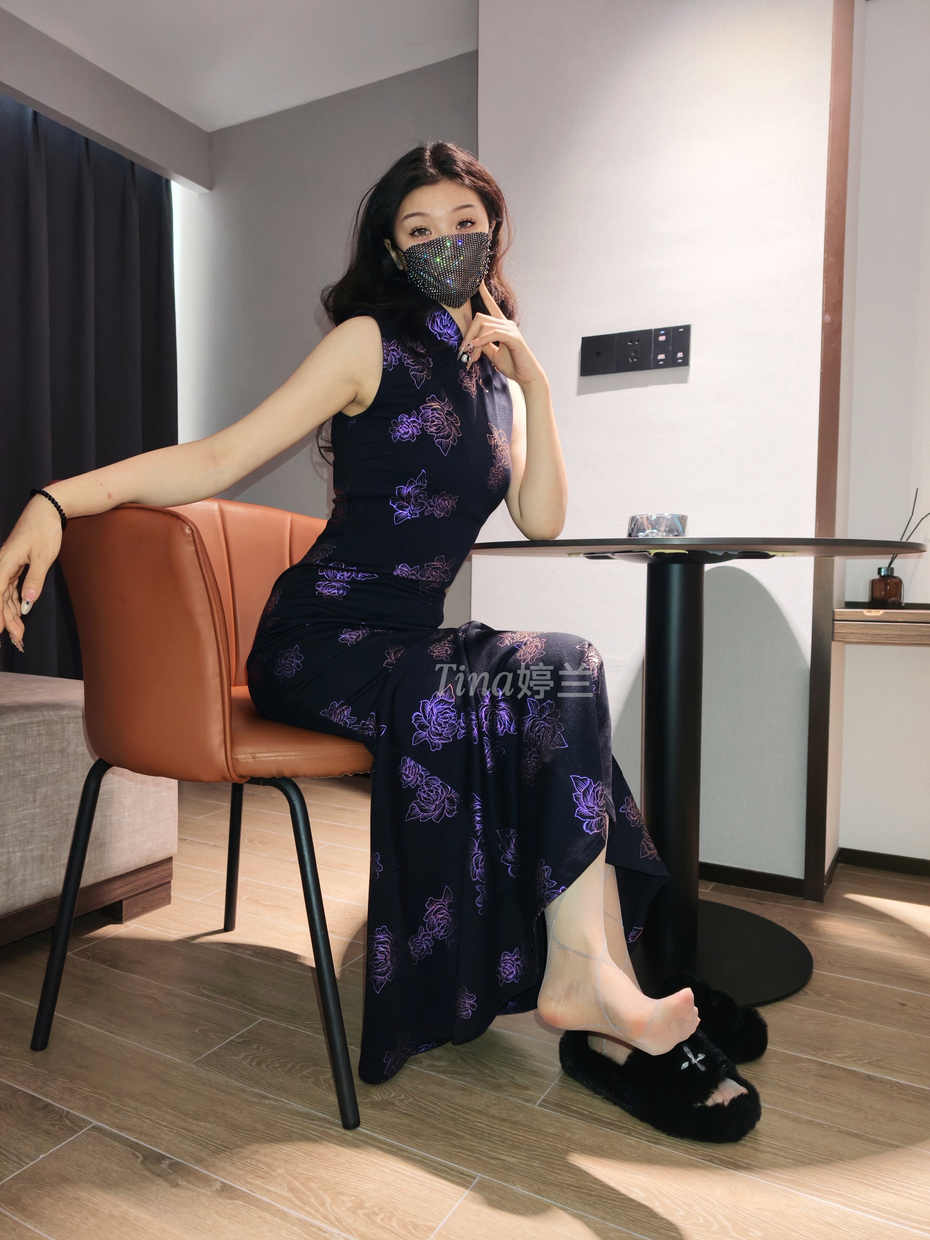 出差收拾衣服没注意看，以为带的是肉丝，没想到是条灰色的菱格，好在和我这条旗袍还能