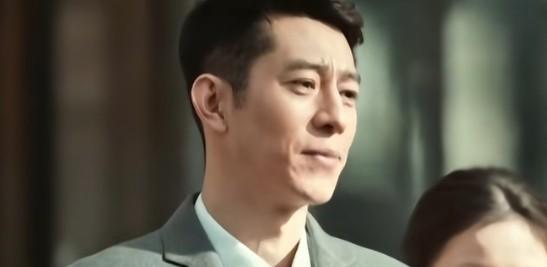 俞乐山蹲在厂子里修机器，乔正君蹲在饭局上敬酒。
一个手上有茧，一个心里有窟窿。