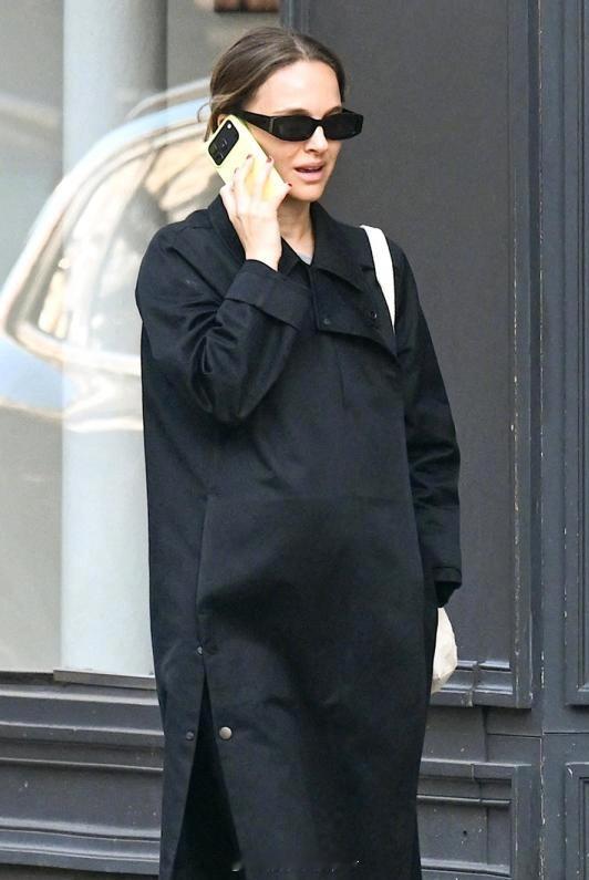 娜塔莉波特曼怀三胎娜塔莉波特曼怀孕 据外媒，娜塔莉·波特曼受访时透露自己怀上三胎