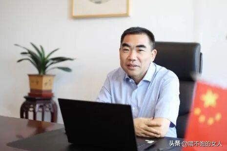 ……6月26日，【严齐斌】主动投案，于是我看了一下他的简历和工作履历。
 
他是