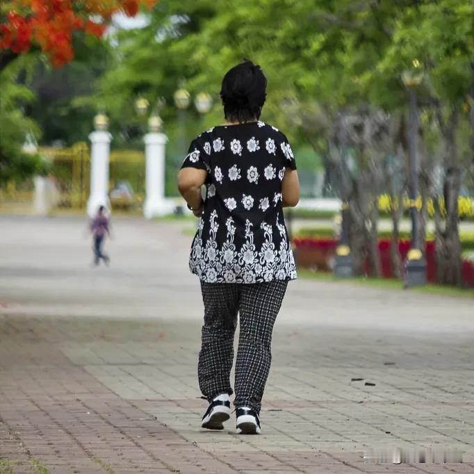 我妈和大嫂断交8年了，上周大嫂的手指被机器割掉，我妈得知消息后，一句话没说，跑着