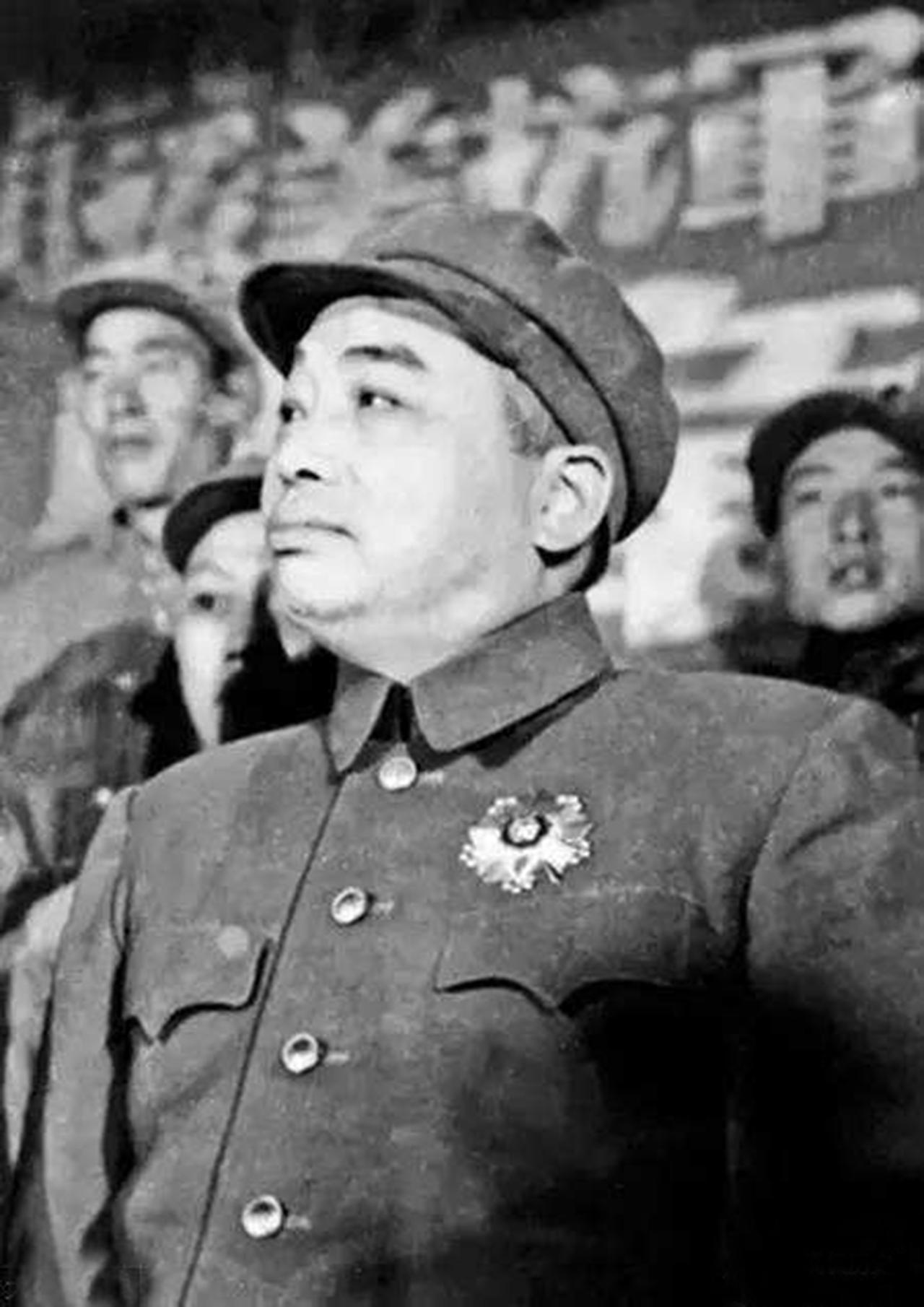 在抗美援朝战争中，彭德怀成为历史上第一位打得美国五星上将威风扫地的亚洲人。
19