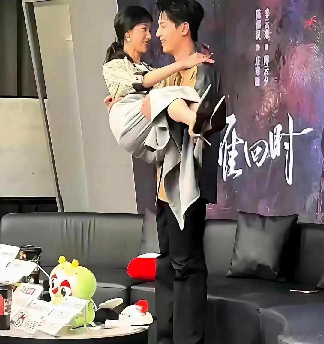 陈都灵估计头都大了，这是拒绝还是不拒绝好 