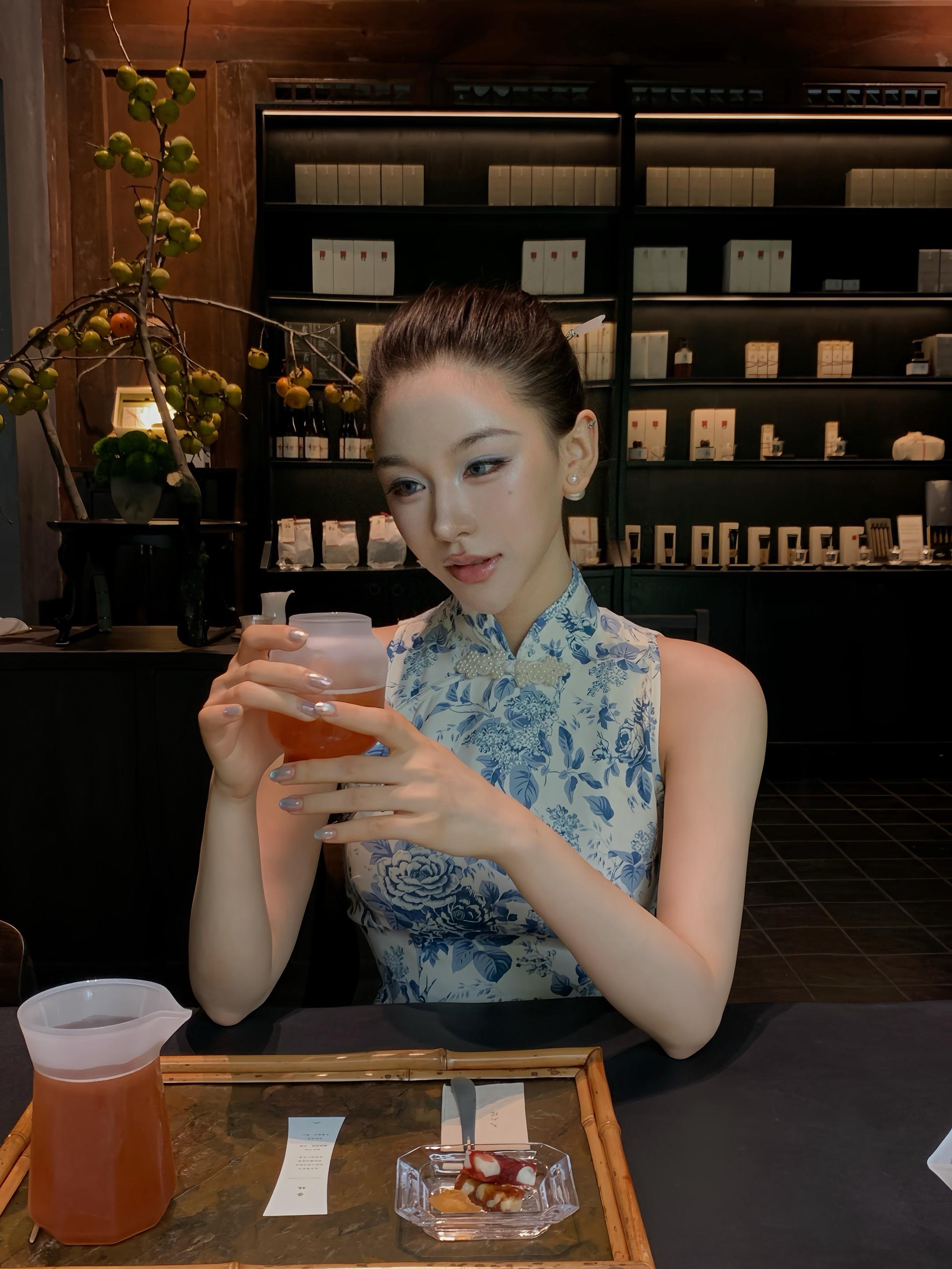 如传世的青花瓷自顾自美丽 你眼带笑意