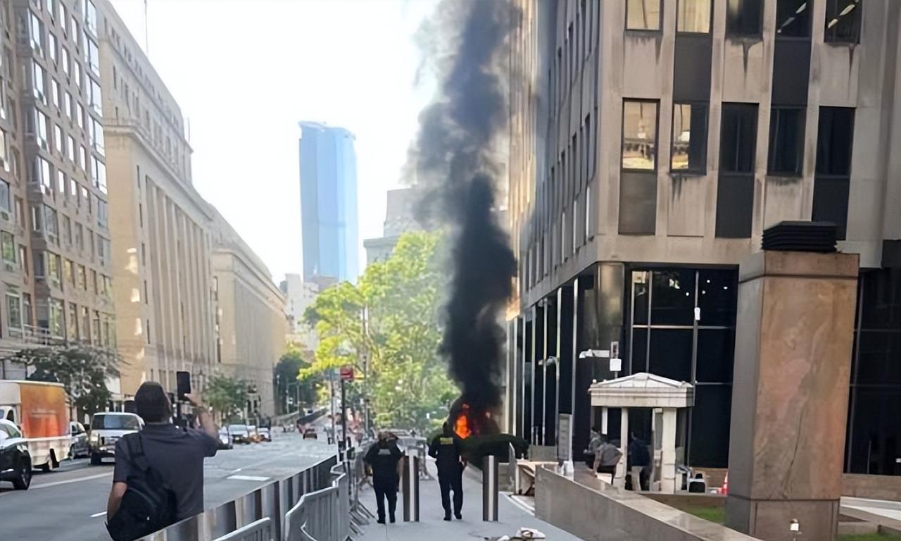纽约发生恐怖袭击！
 
当地时间7月20日上午8点30分左右，纽约曼哈顿联邦广场