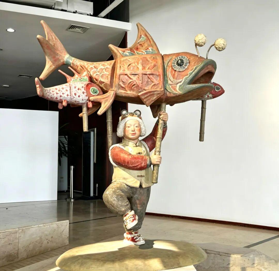 《虎头稚子舞鱼灯》
青岛市雕塑馆“青蓝之梦·东北师范大学美术学院师生优秀作品展”