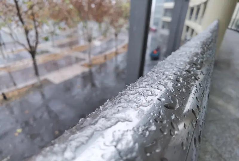 最近这轮寒潮可把人冻坏了！今日大寒，中东部正经历入冬最强雨雪冰冻天气。1月19 