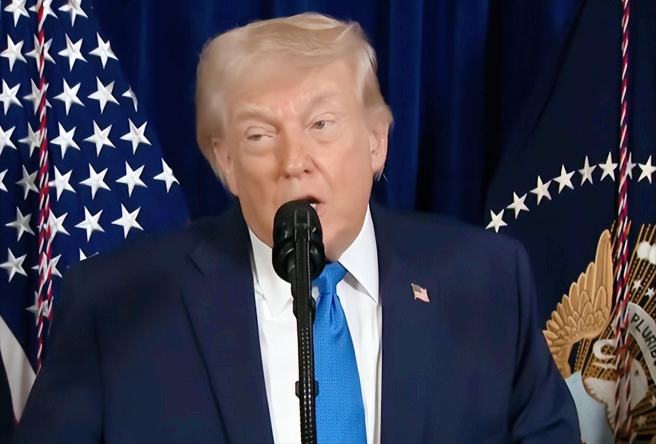 要说近期美国政坛最魔幻的名场面之一，那绝对非特朗普的奇葩官司莫属。
 
自己当总