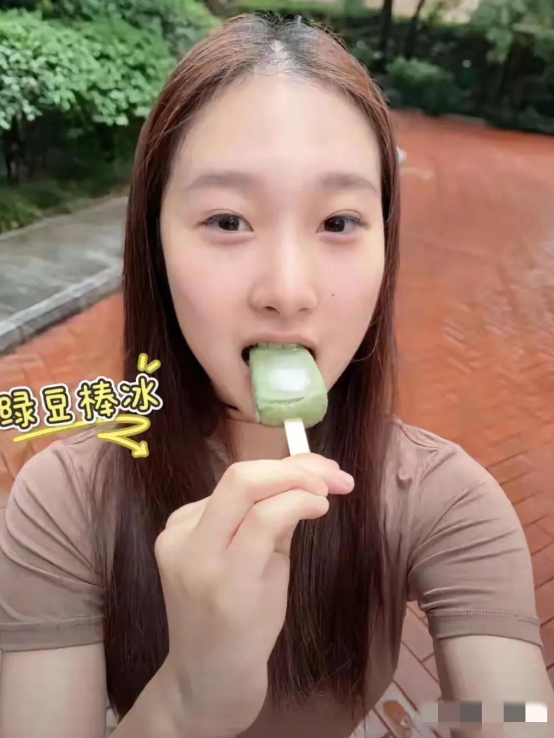 马伊琍的二女儿秀发垂肩，浅淡春山，目若朗星，琼鼻秀挺，樱唇榴齿，眉宇间神似妈妈，