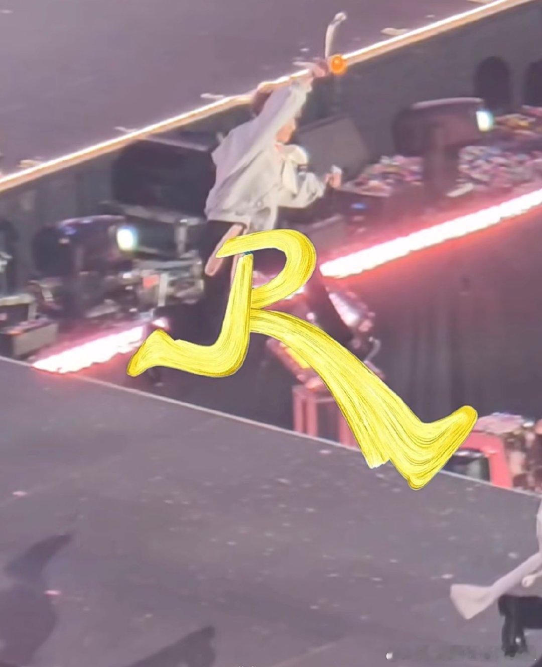 张真源跳出奔跑吧logo张真源这个惊人的弹跳力，轻松跃出奔跑吧logo！爆发力拉