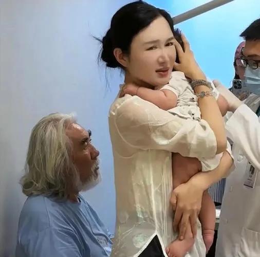 总：本以为明星家请的保姆会很靠谱，能细心照料孩子，谁知张纪中9个月大的女儿竟被保
