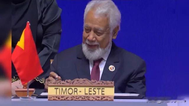 小国大梦想！东帝汶总理签字落泪，140万人的14年坚守终于换来了这一刻
 
各位