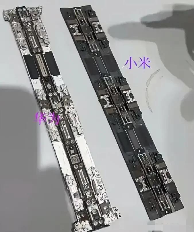 一个是小米的龙骨铰链
一个是华为的水滴铰链
孰是孰非，交给大家讨论吧！