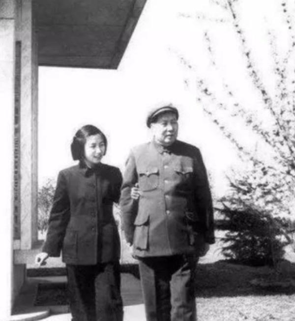 1951年，伟人和女儿李讷的合影，李讷不敢抓小兔子，在伟人的鼓励下尝试拎起兔子耳