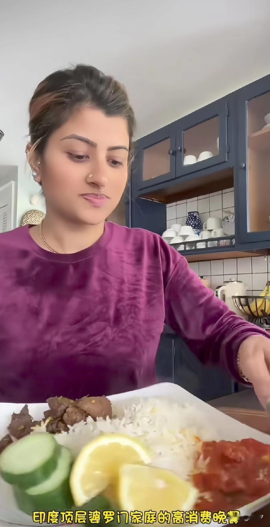 印度人自信的根源到底是什么，
说白了就是受教育程度普遍不高，
再加上国内的错误宣