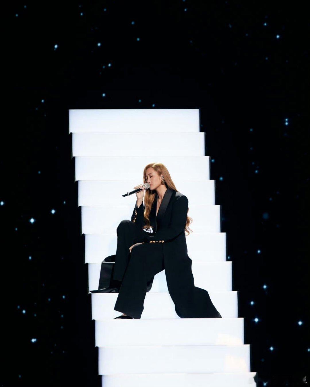 ALin总裁文女主有脸了 鲨疯全场！A-Lin双深V造型超惊艳，曼妙身材+冷艳气