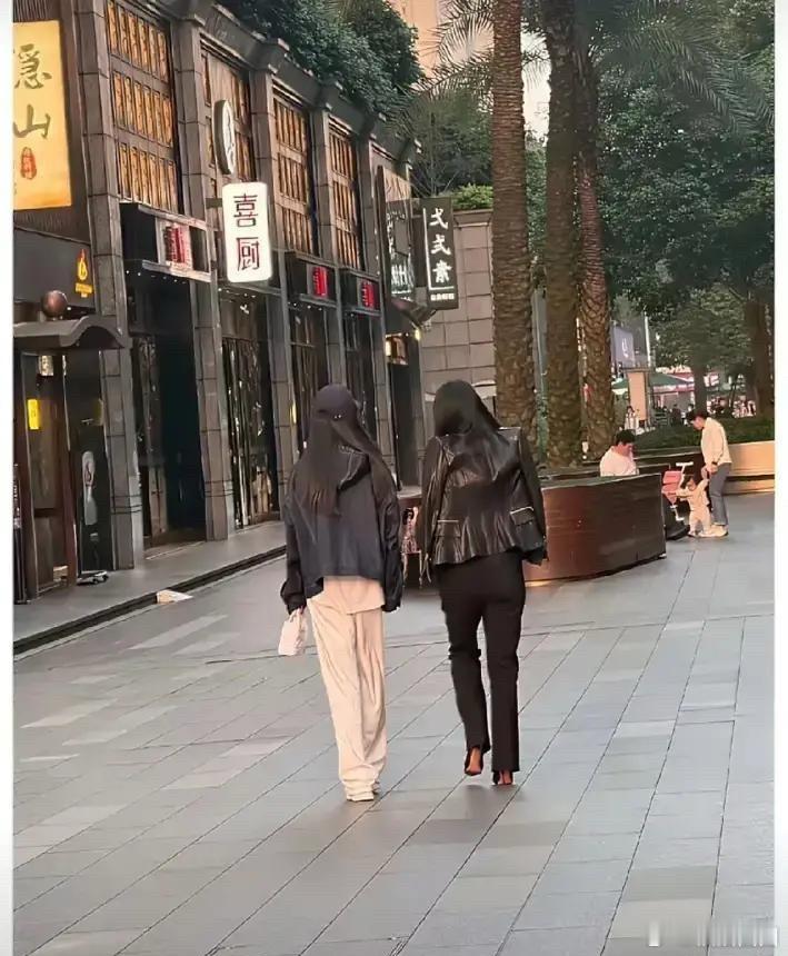 李湘对自己是真够狠的。短短一年，硬生生从200斤瘦到不足100斤，前后判若两人，