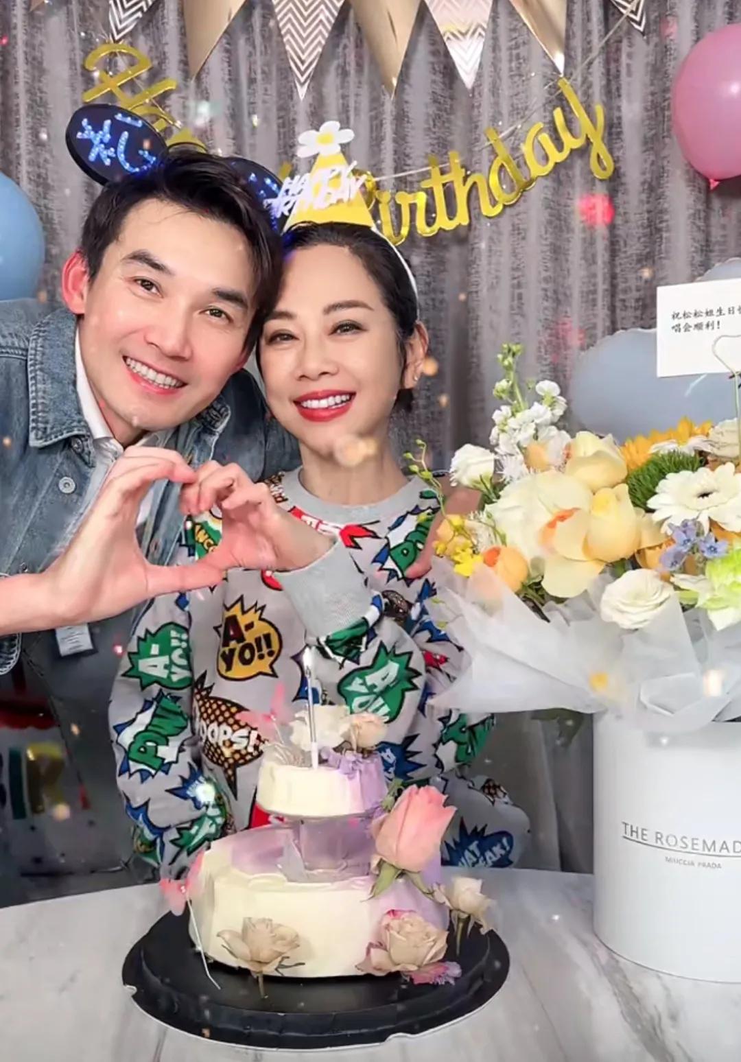 47岁张铎为55岁陈松伶庆生，亲吻爱妻好甜蜜，结婚14年无儿女仍恩爱如初！
1月