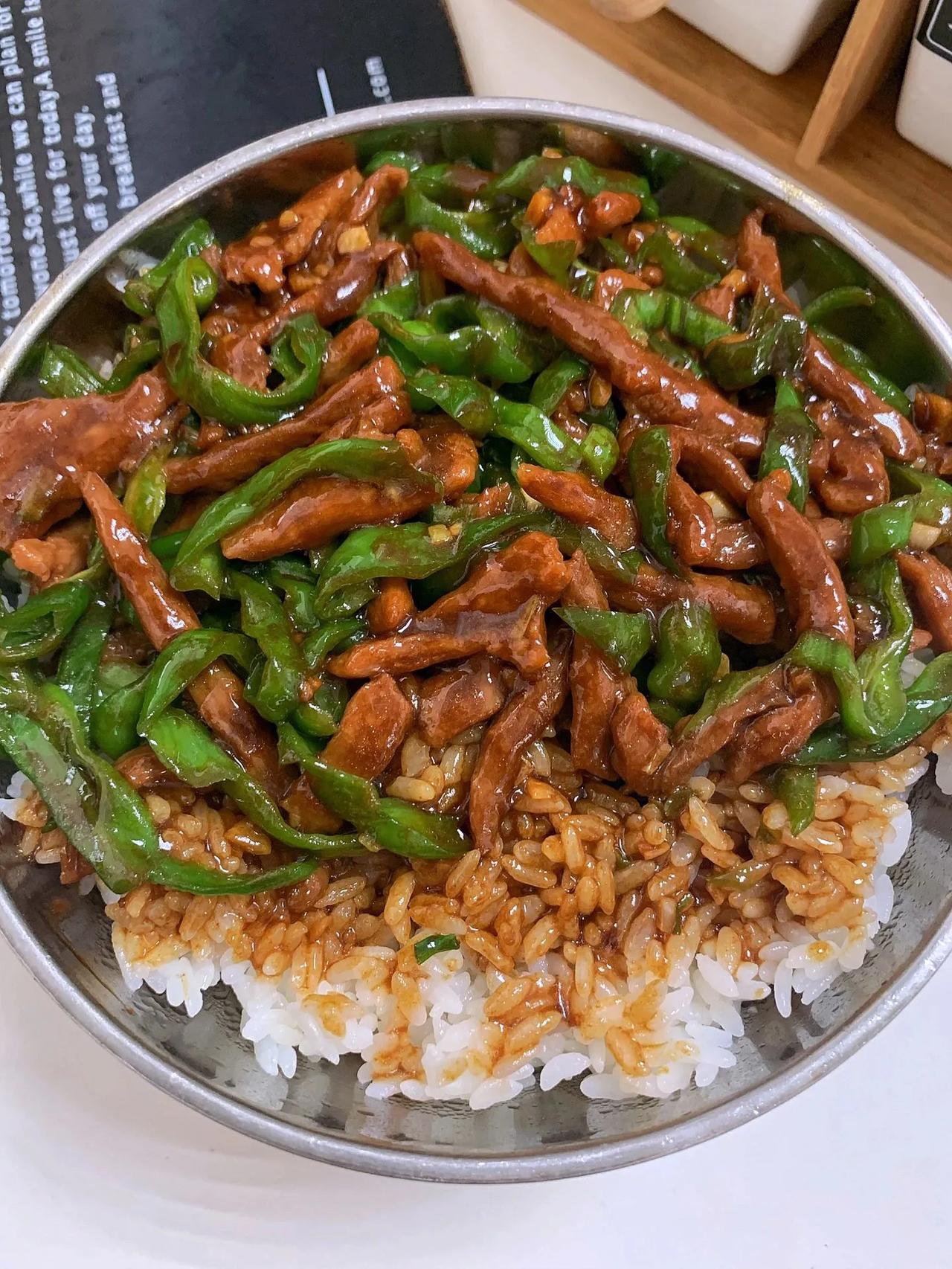 超级下饭的青椒肉丝，一定要多煮米饭！
       青椒爽口，肉松滑嫩入味！配上