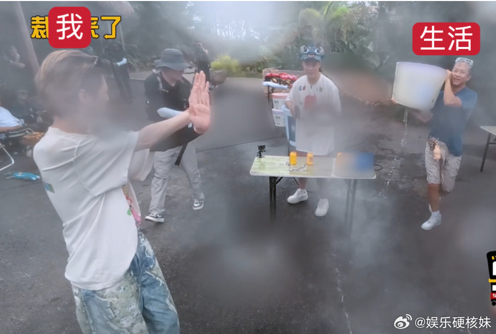 五哈兄弟日常相爱相杀，鹿晗调皮出击在先，邓超硬核泼水反击在后，一桶下去直接浇灭所