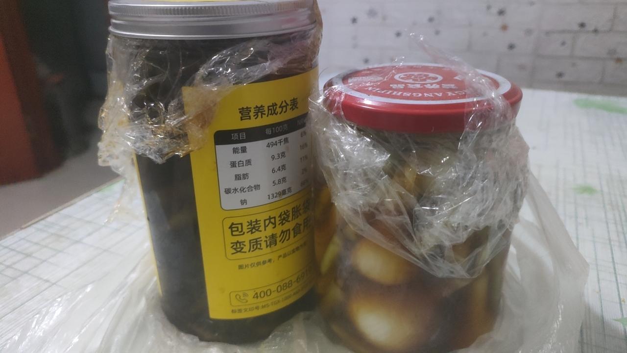 两个装着酱菜的罐子，上面有营养标签。