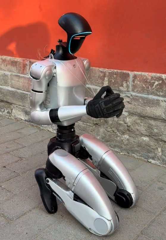 第一个活人化机器人出现了咱就是说真的是超乎我的意料了啊！第一个活化机器人已经是出