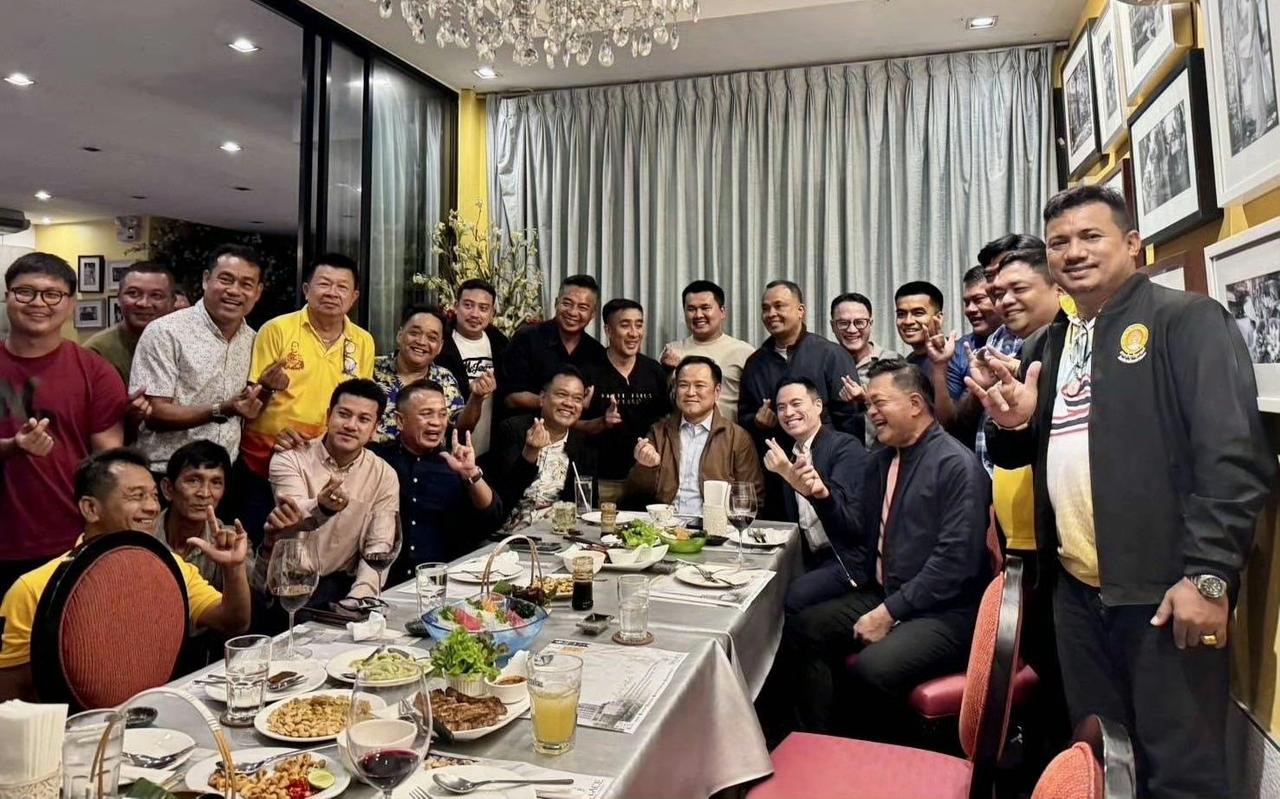 阿努廷前脚背刺佩通坦，在录音门后第一时间退出了为泰党政府，让为泰党政府失去了执政