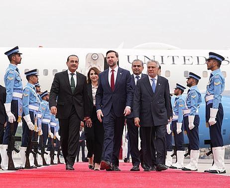 美国和伊朗这次谈判的队伍太庞大了，尤其是美国竟然派出了300人，由副总统带队；伊