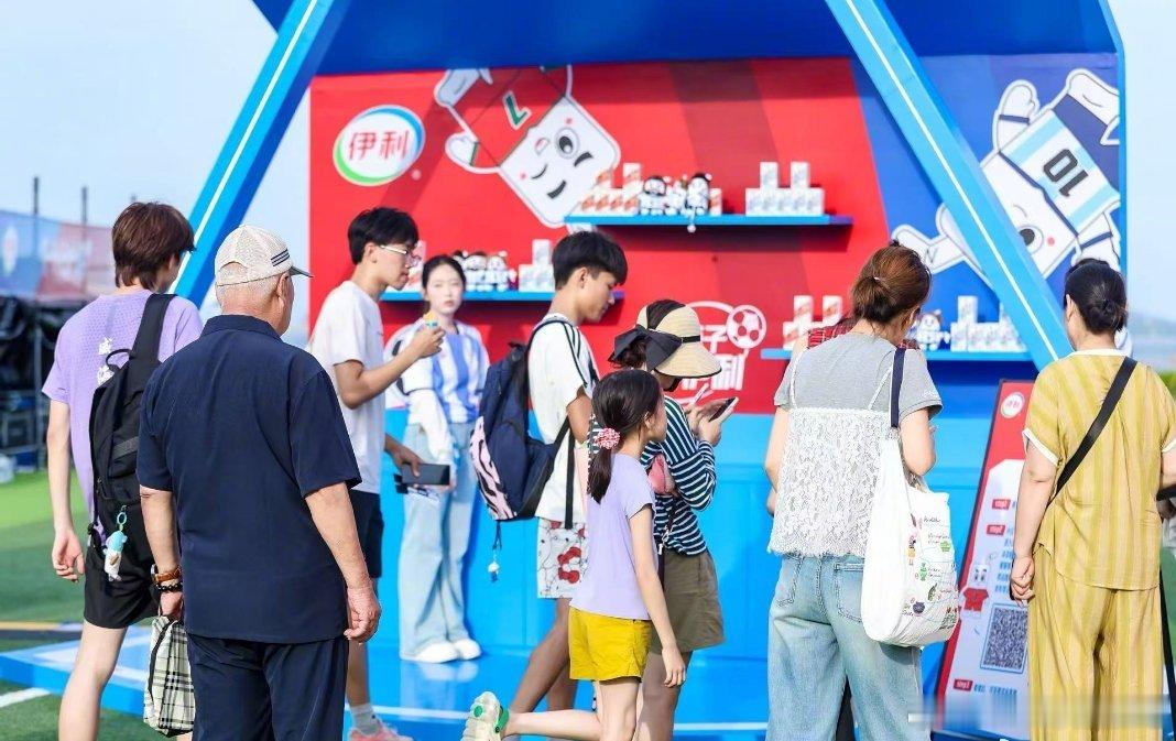 落日时分的蓝调时刻，全场球迷共同拉起巨型梅罗TIFO，并复刻梅西指天与C罗siu