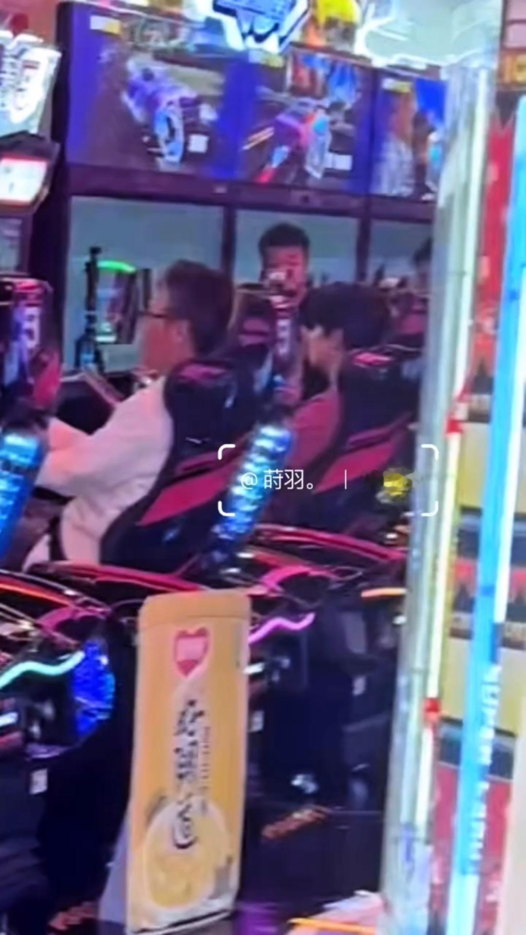 李乃文给穆祉丞当经纪人去电玩城第一件事就是带大哥们去电玩城期待穆祉丞呀！ 