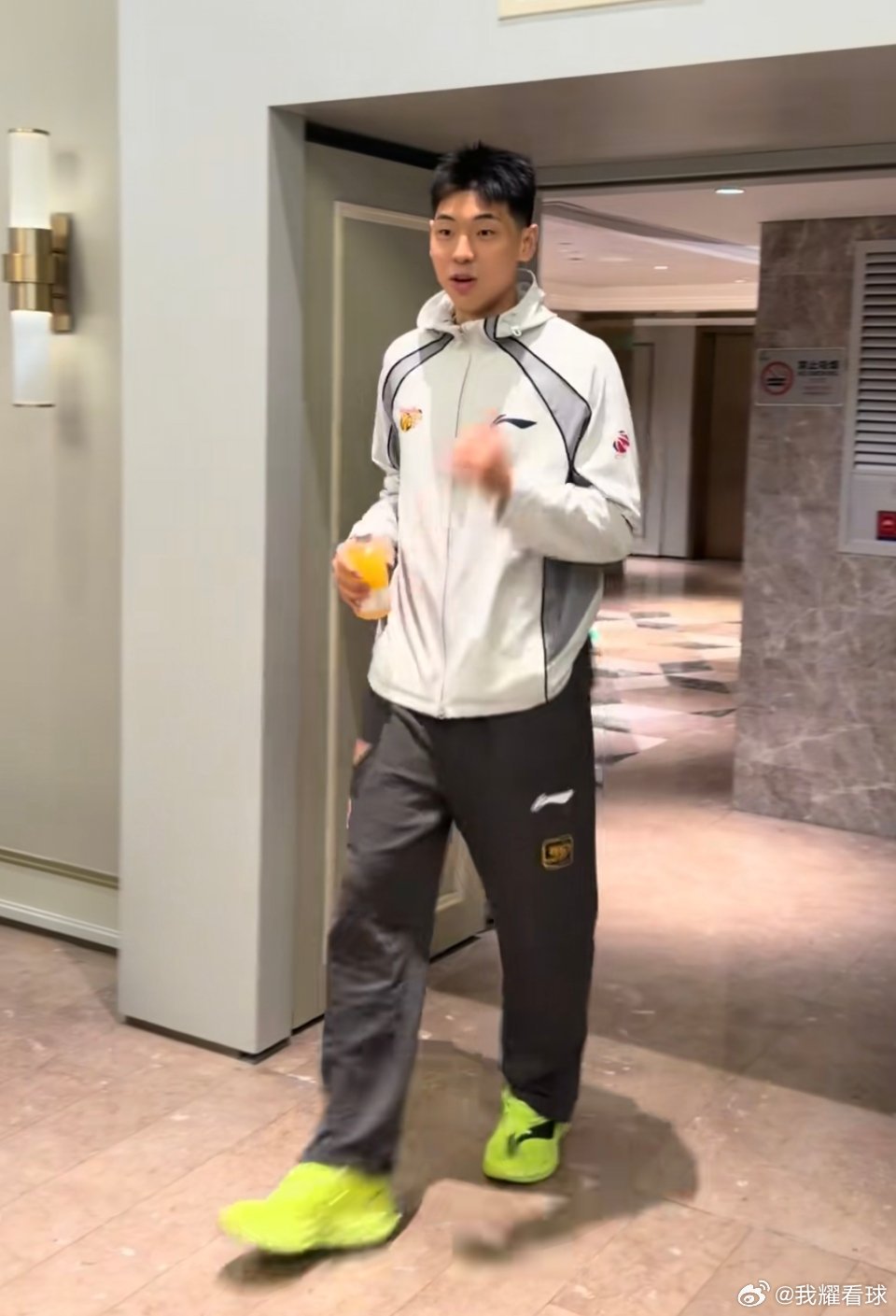 广东队大名单出炉，阵容和上一场保持不变，麦考尔和小孩哥的对决终于来了！崔永熙随队