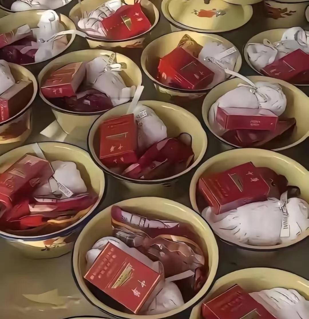第一次见这种规格的酒席，每一碗都配好了烟，看得我有点懵。就想问下大家，遇上这种席