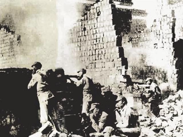 1938年，万家岭战后，漫山遍野都是腐烂的尸体，无人愿意打扫战场，一个乞丐主动前