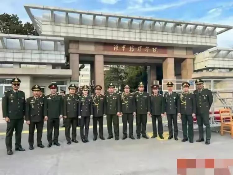 解放军陆军指挥学院外籍学院在校门口留影，这里面又会出什么大人物呢