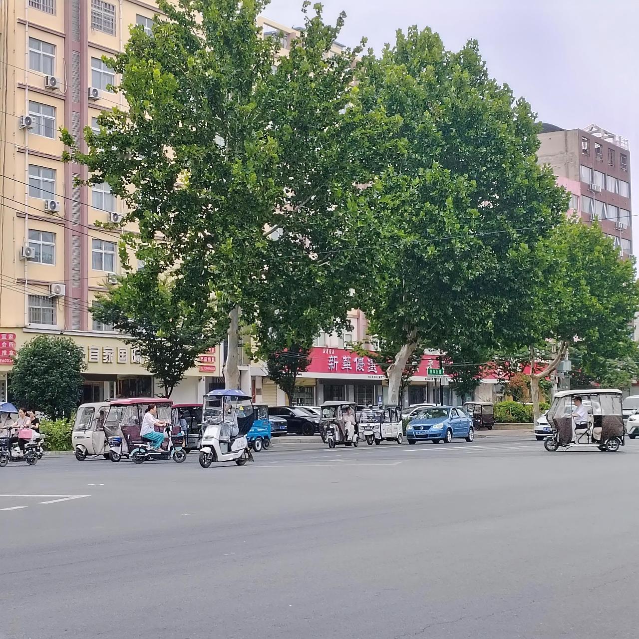 沈丘兆丰大道与二高路交叉口，日常生活随手拍。