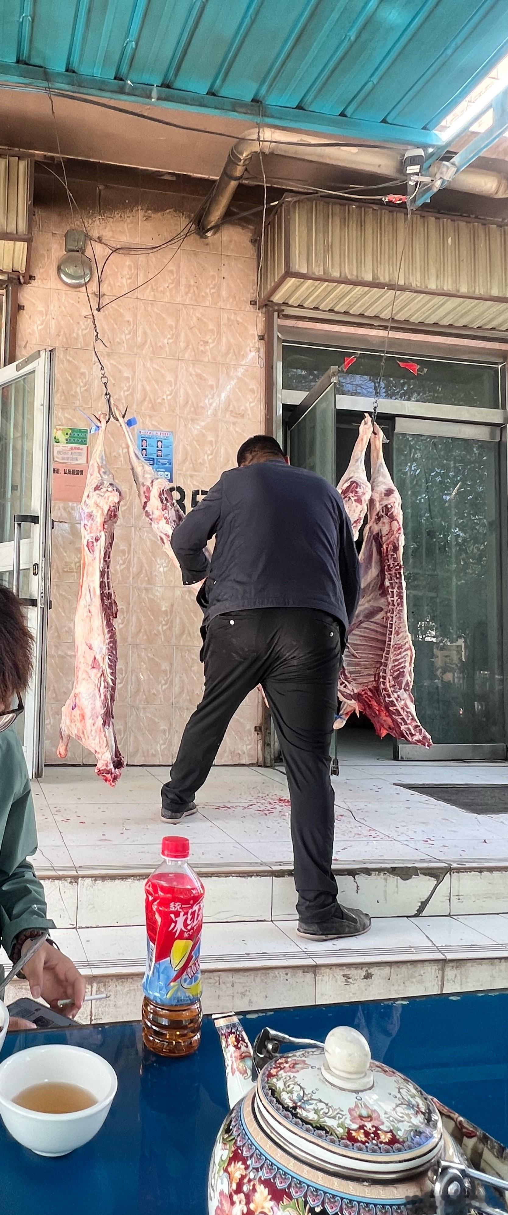 离开新疆的早餐，必须寻一份几乎只有当地人去的手抓饭。有多接地气呢？我们在呼呼炫饭