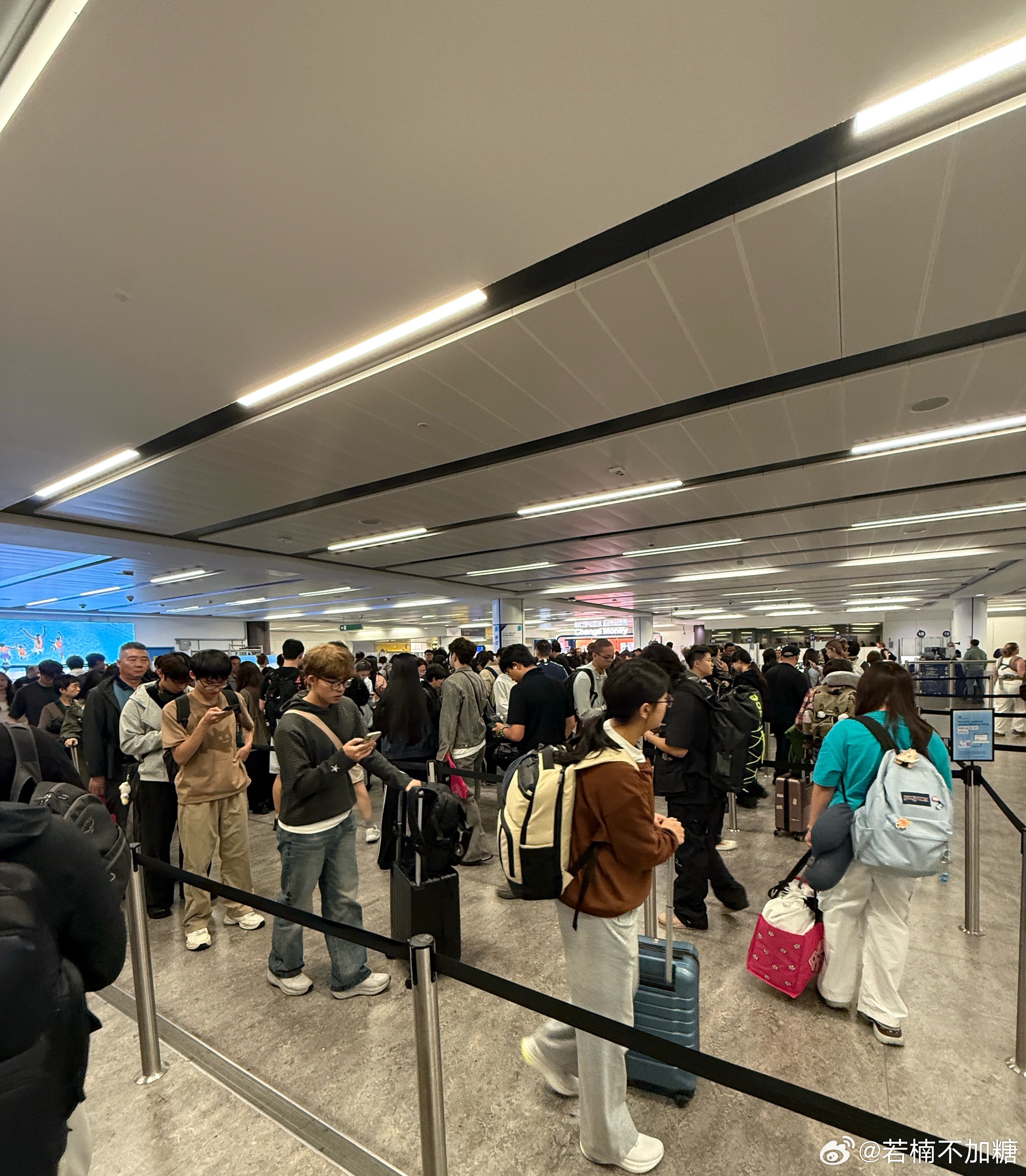 中秋首日机场堪比过年我昨天从首都t3飞的 人就已经很多了最后一张是到这边入境时候