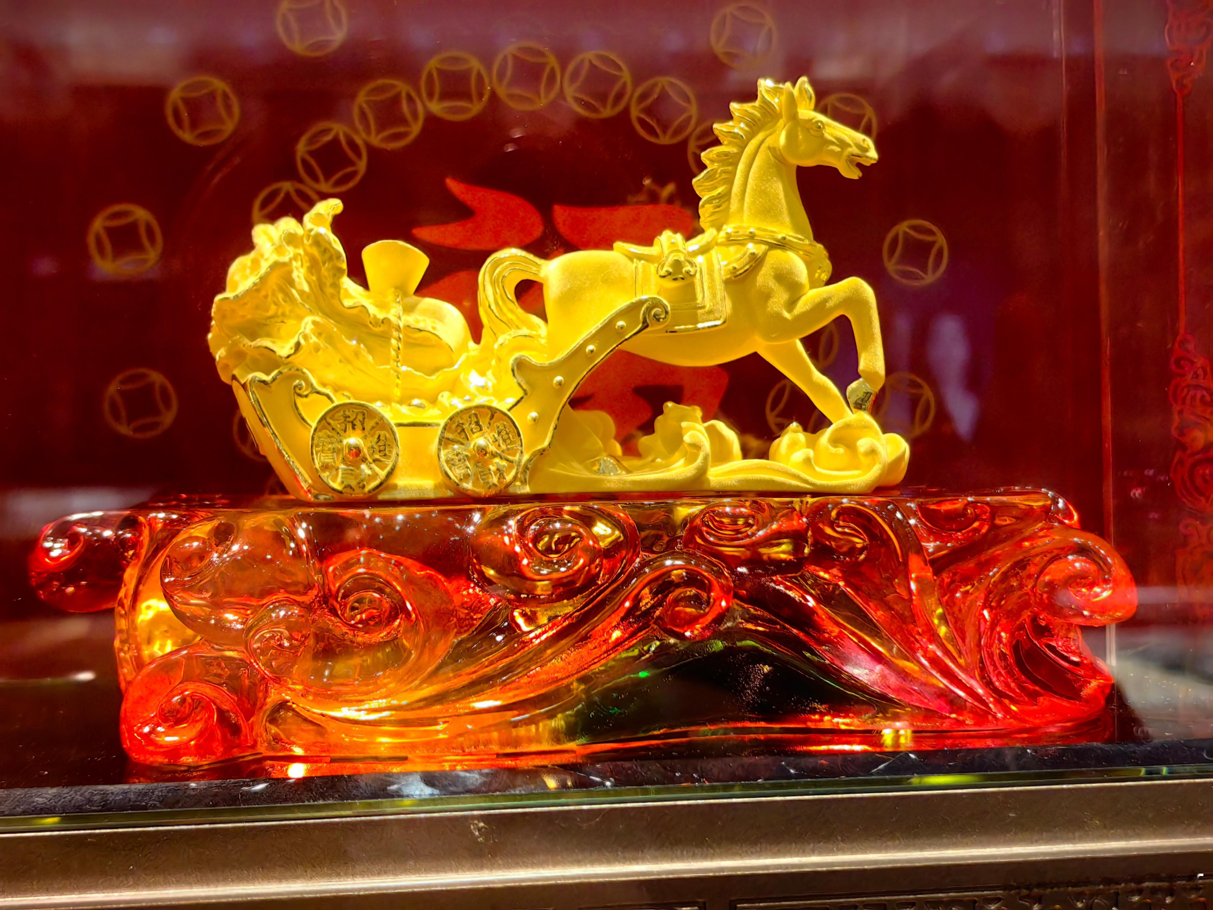 黄金黄金大涨原因金价金饰价一夜涨36元机构预计明年金价还要涨【金价突破1400元