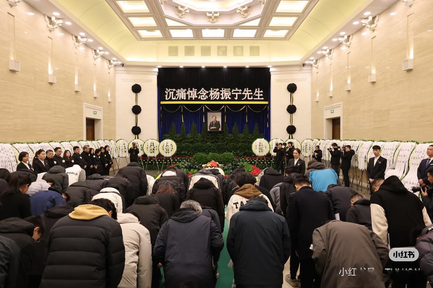 杨振宁先生遗体告别仪式今日举行清华官方发布的遗体告别式现场，晚上新闻联播应该就能