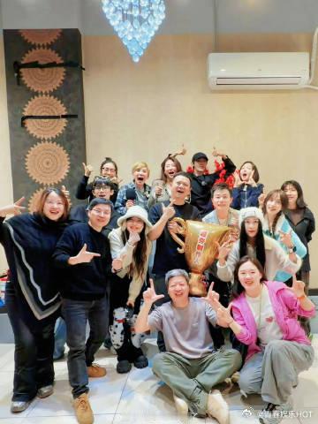花少8杀青全员大合照花少8人均素颜杀青照无滤镜原生状态，花少杀青大合照太有感染力