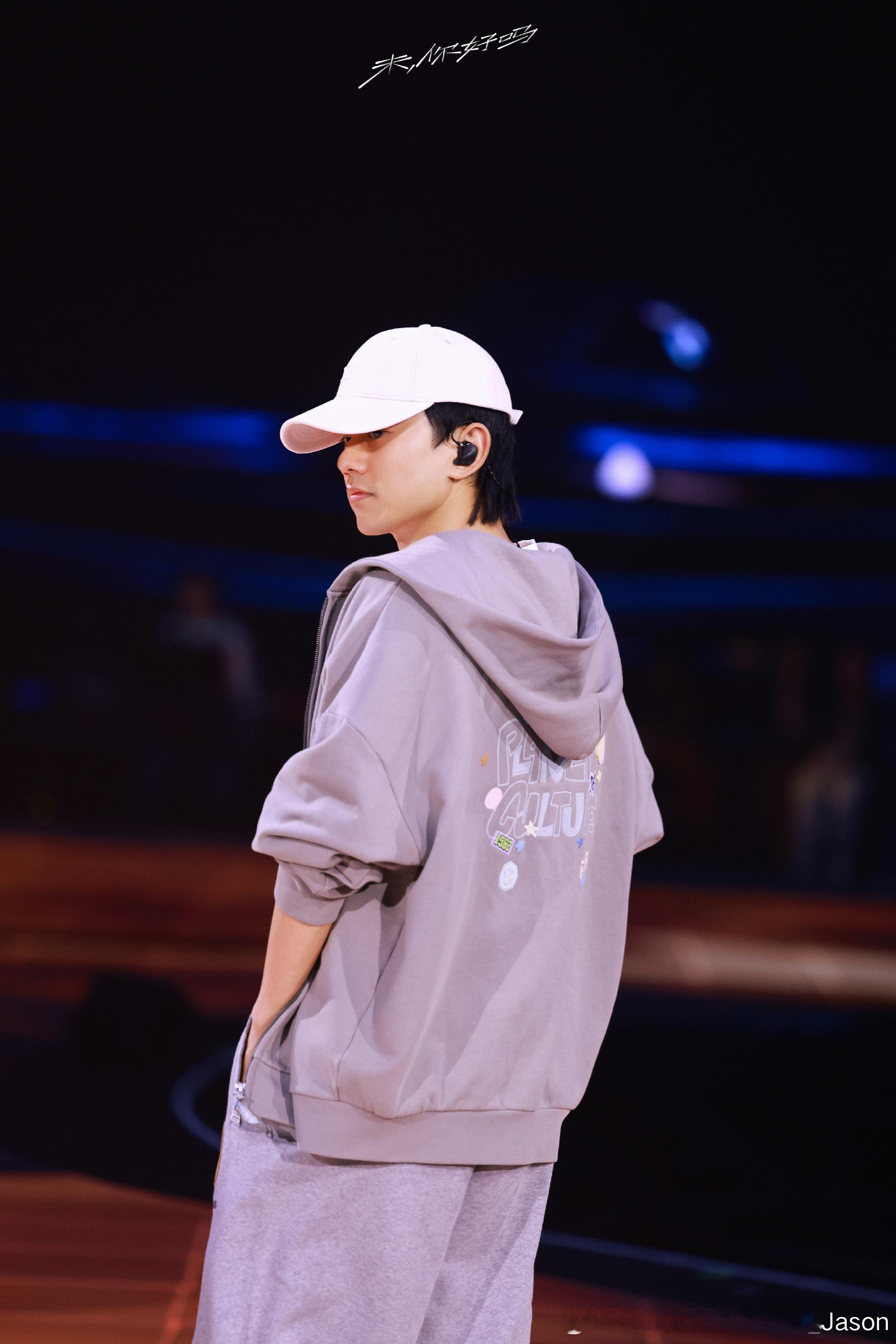 这个oversize款的张杰穿也好看 