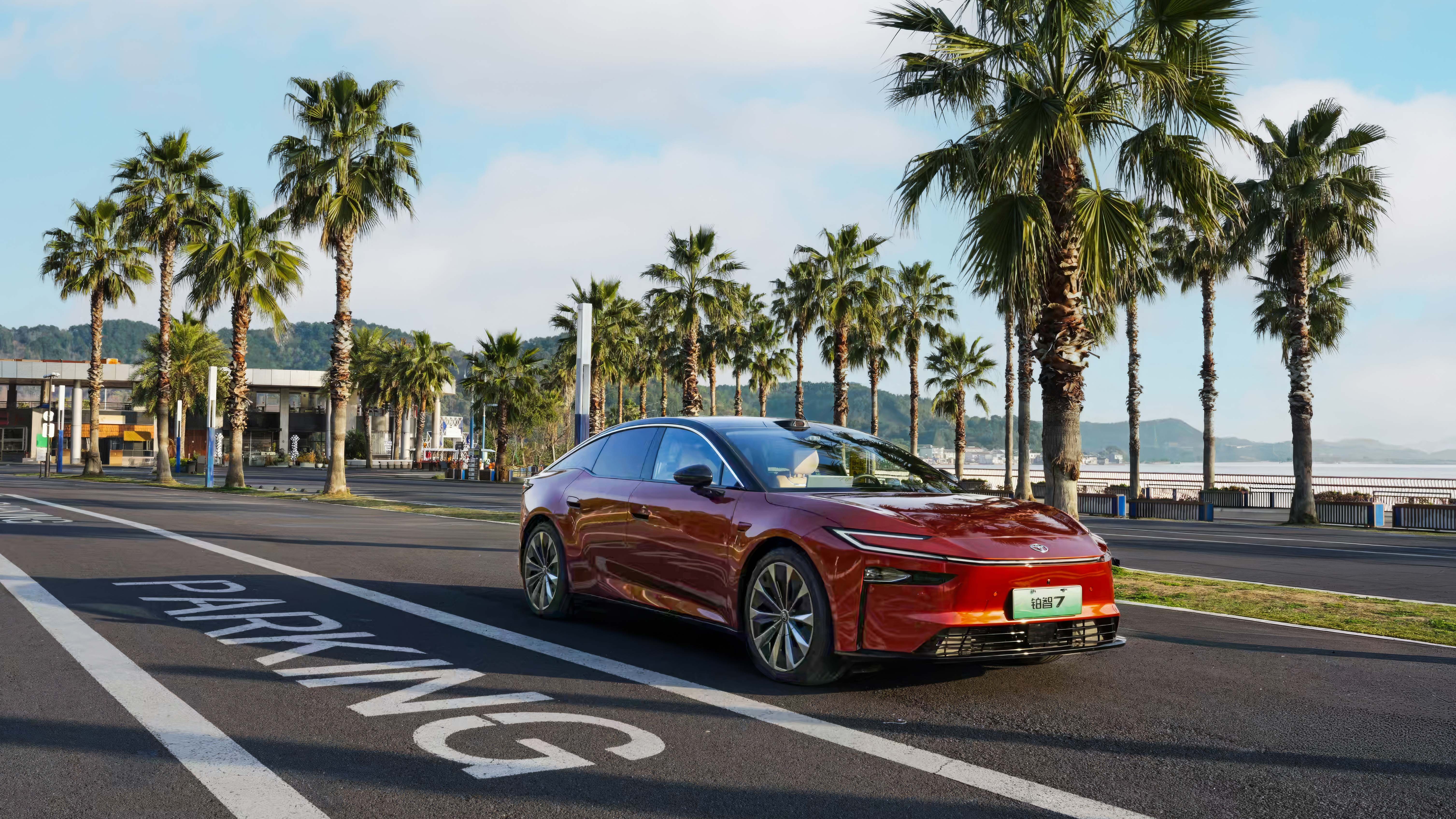 初见铂智7，很多人先被颜值圈粉——5米13车长搭配3米轴距，气场拉满，入门即标配