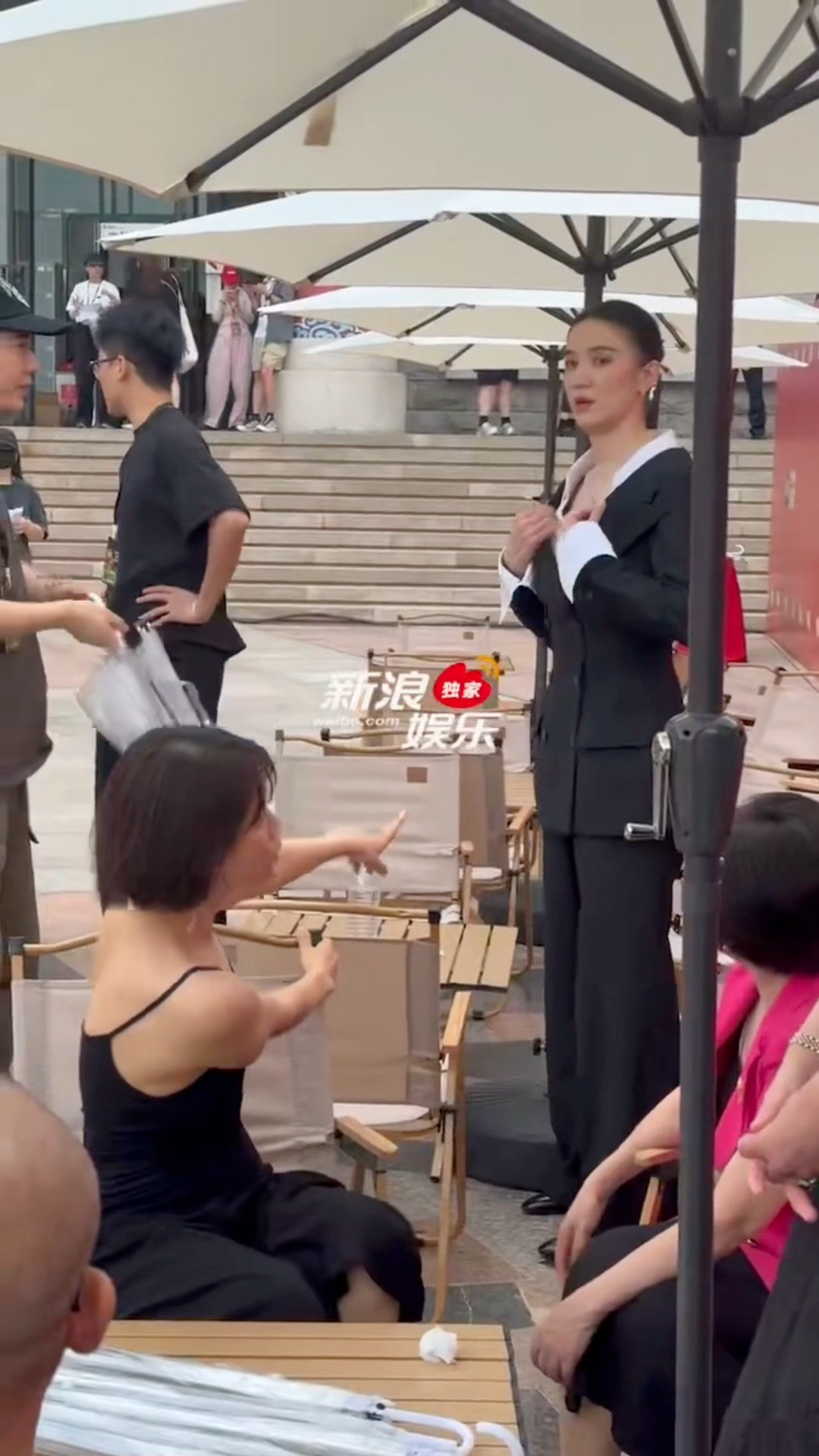 宋佳邵艺辉又见面咯[赢牛奶][赢牛奶][赢牛奶] 中国电影导演之夜红毯 ​​​