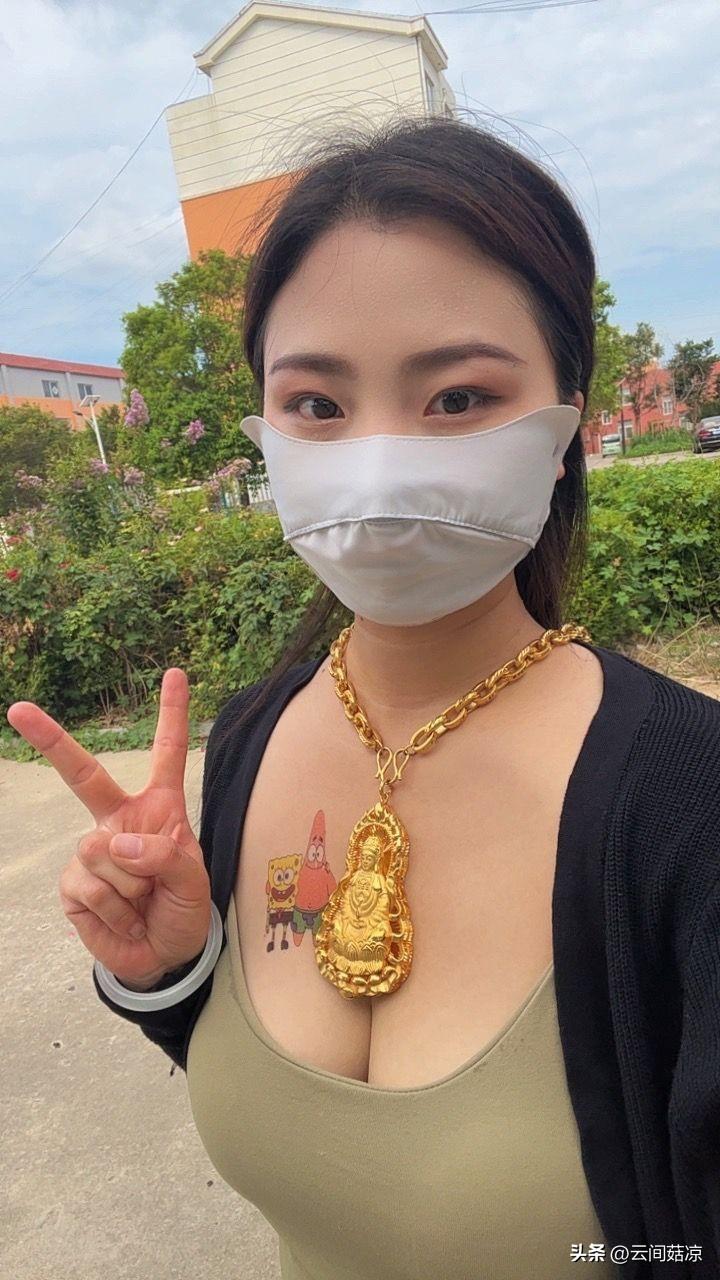 给自己置办一条大金链子吧。这并非为了炫耀，而是在你们陷入困境时，它能助力你再度崛