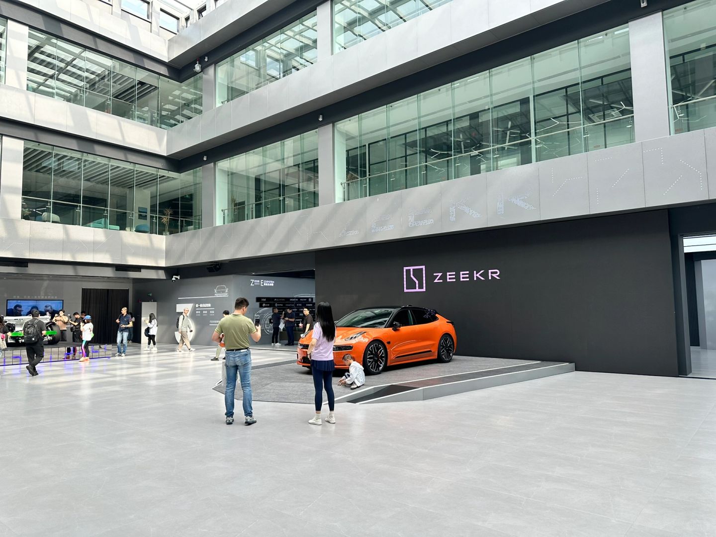 今天来极氪，看看公路坦氪是怎么造出来的……
	
“公路坦氪”，这个标签算是“社会...