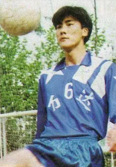 1984 年，足球天赋出众的李明被大连市体校破格招录，学校采用走读训练模式，在打