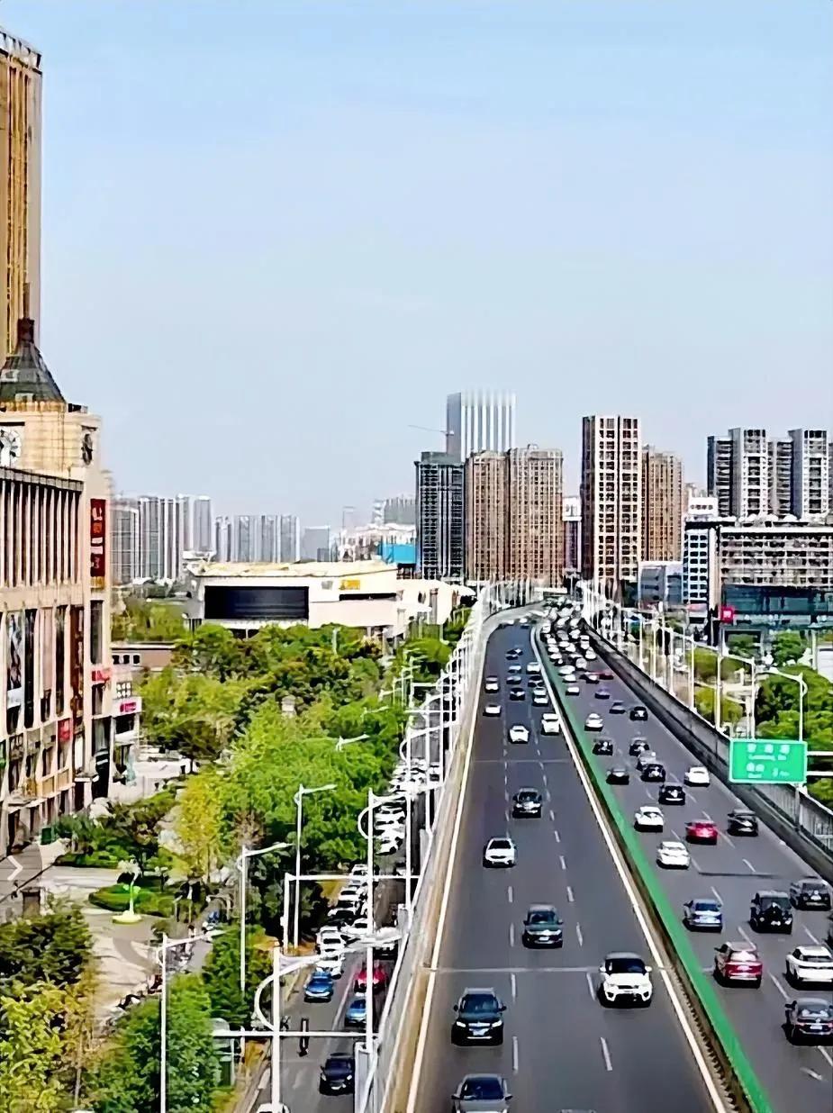 #夏日生活打卡季#这么大一个长沙市，这道路也修得太狭小了吧！人家一个县城的道路有