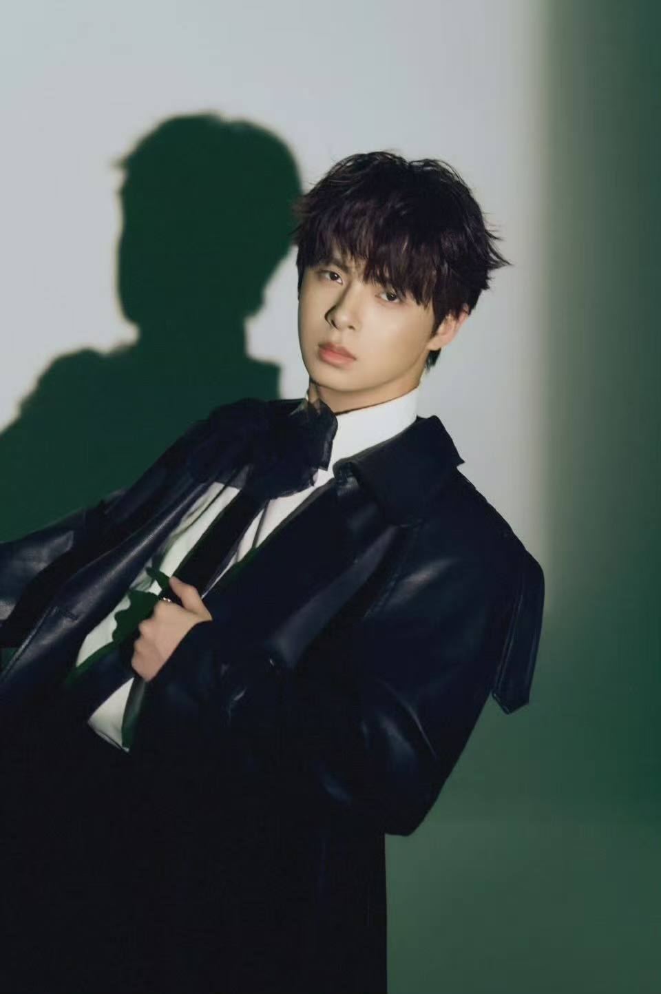 沉稳与鲜活共生，酷飒与柔软并存，少年的每一面，都值得被好好珍藏。谁看了伞兵大片不